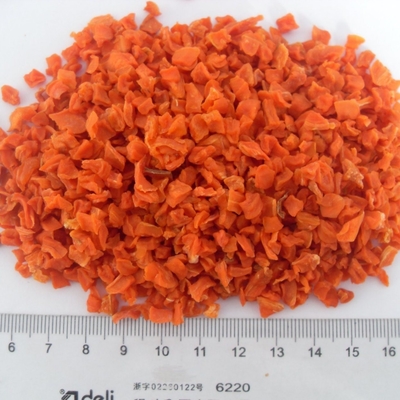90 Kcal कैलोरी सूखी गाजर के फ्लेक्स 10*10*3MM निर्जलित गाजर के चिप्स