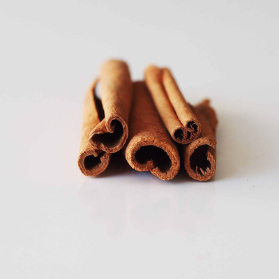 उच्च गुणवत्ता वाला दालचीनी/लंबी छड़ी दालचीनी कैसिया छड़ी स्वादिष्ट सुगंधित स्वाद